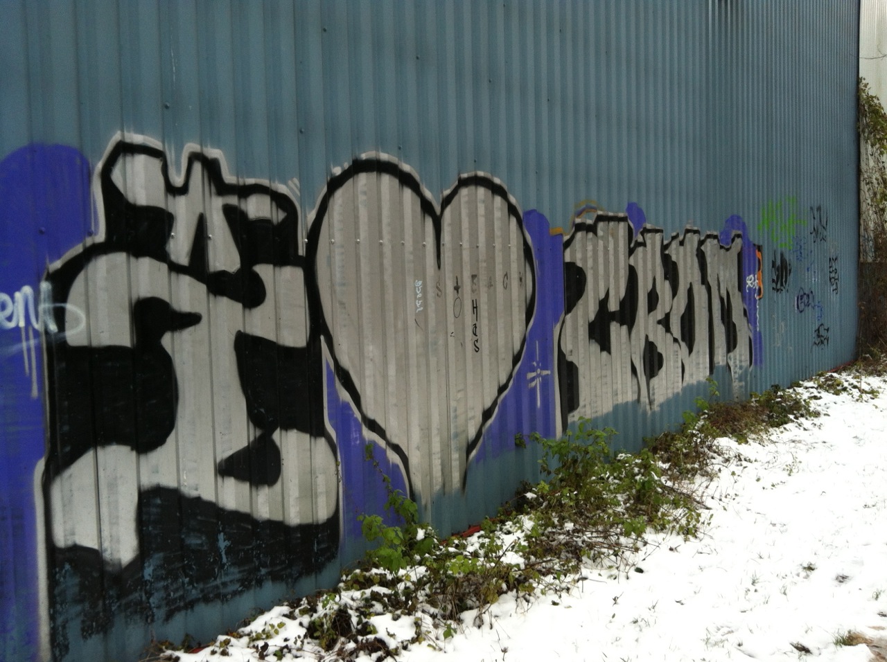 besak i love crom graffiti