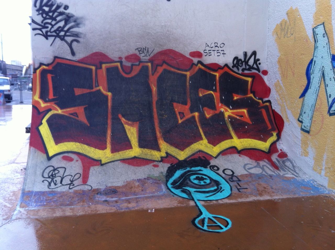 Marseille_dec 12_graffiti_SMCES et larme anarchiste