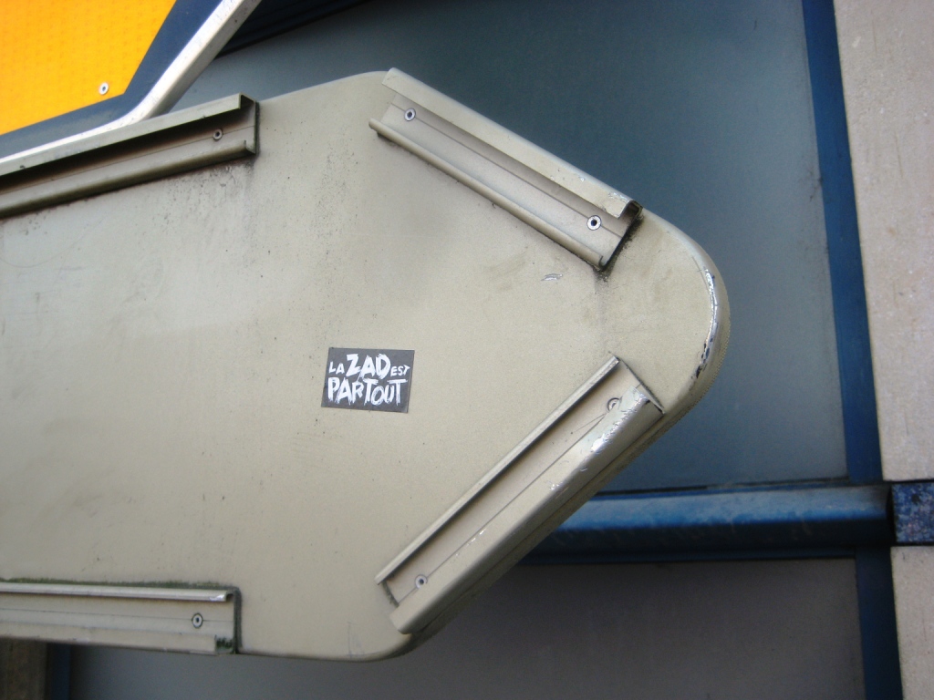 besancon 23.12.12 sticker - la ZAD est partout (1)