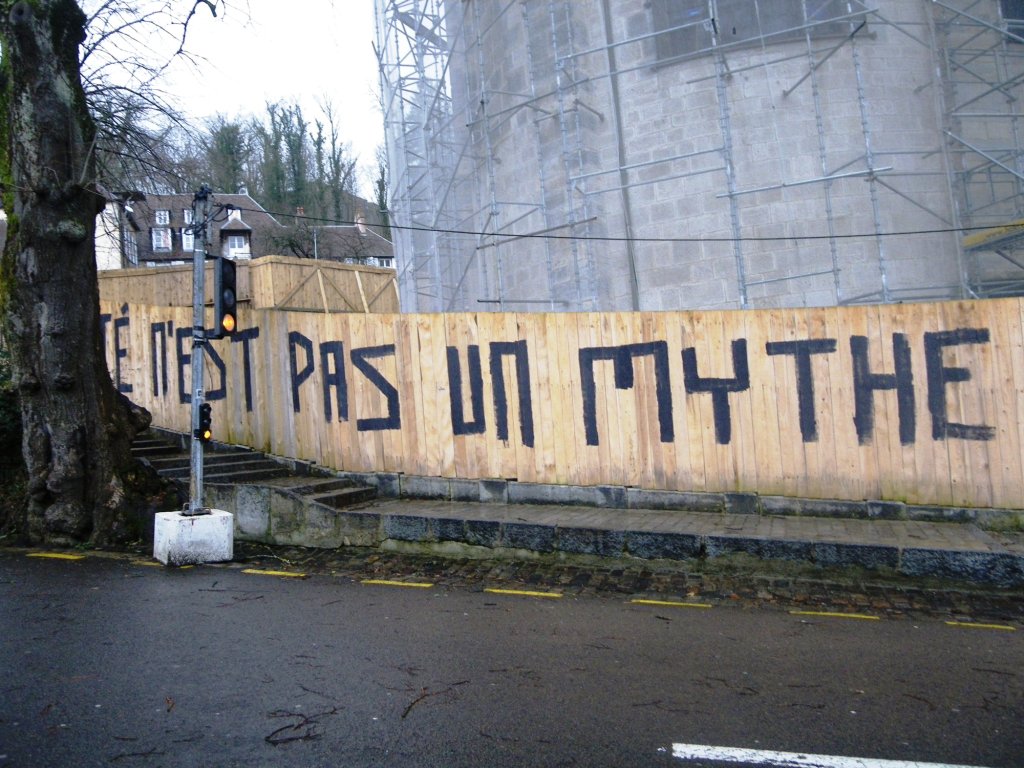 la fraternité n'est pas un mythe - graff - besancon - dec 2012 (1)