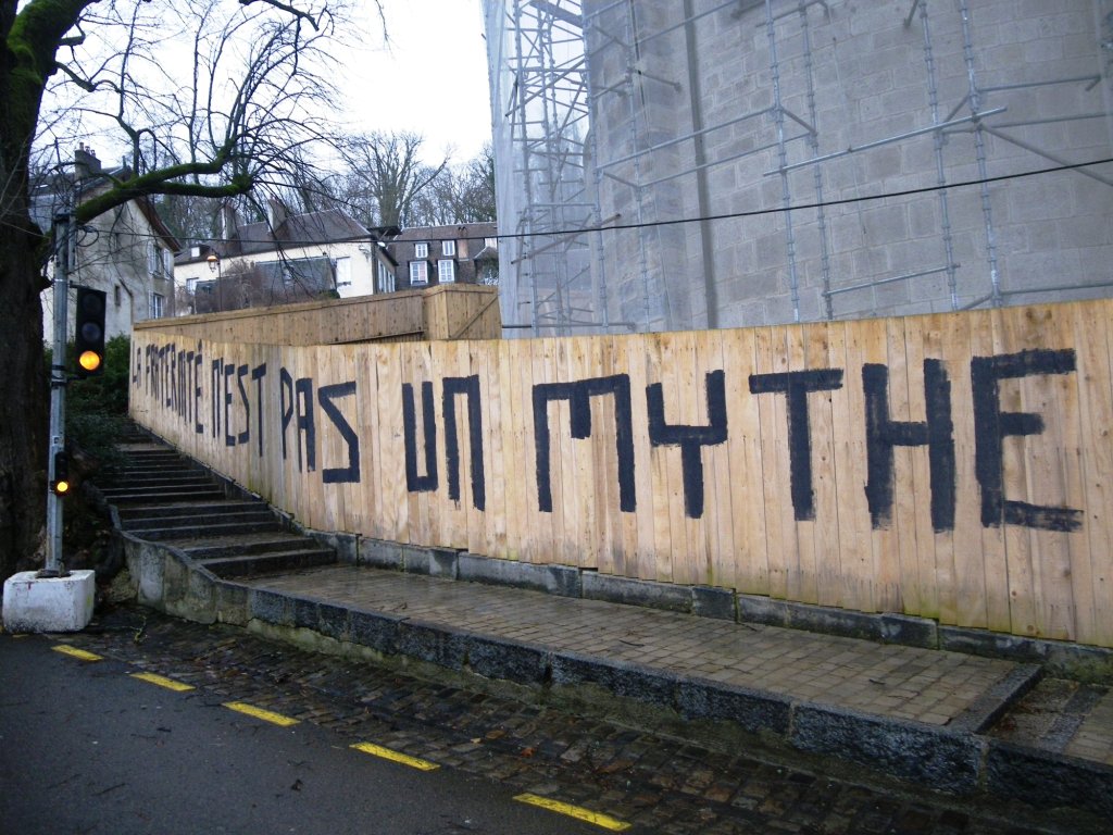 la fraternité n'est pas un mythe - graff - besancon - dec 2012 (3)