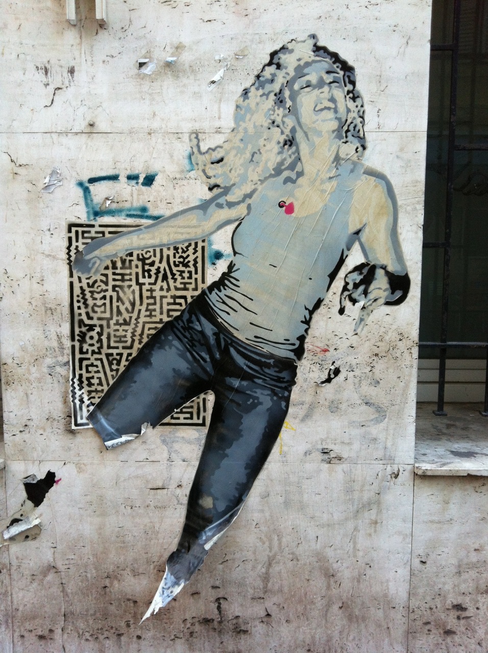 Marseille_collage_femme_sebr (1)