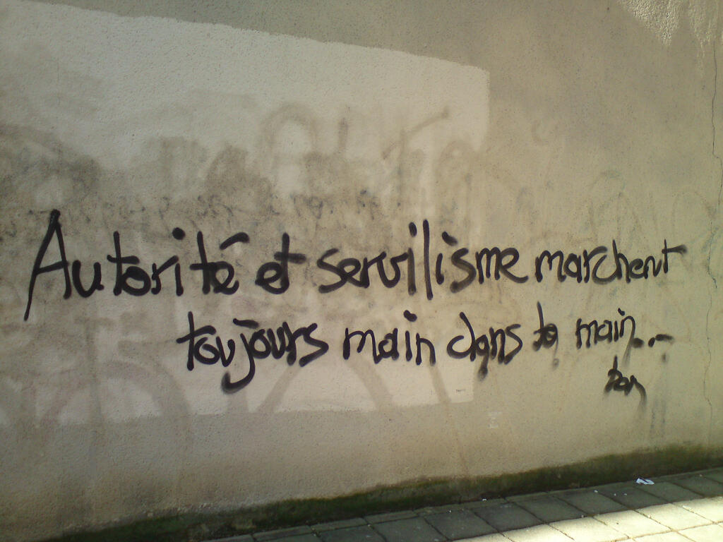 autorité et servilisme marchent main dans la main
