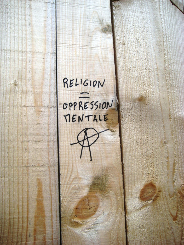 besancon - graffiti - mars 2013 religion = oppression mentale
