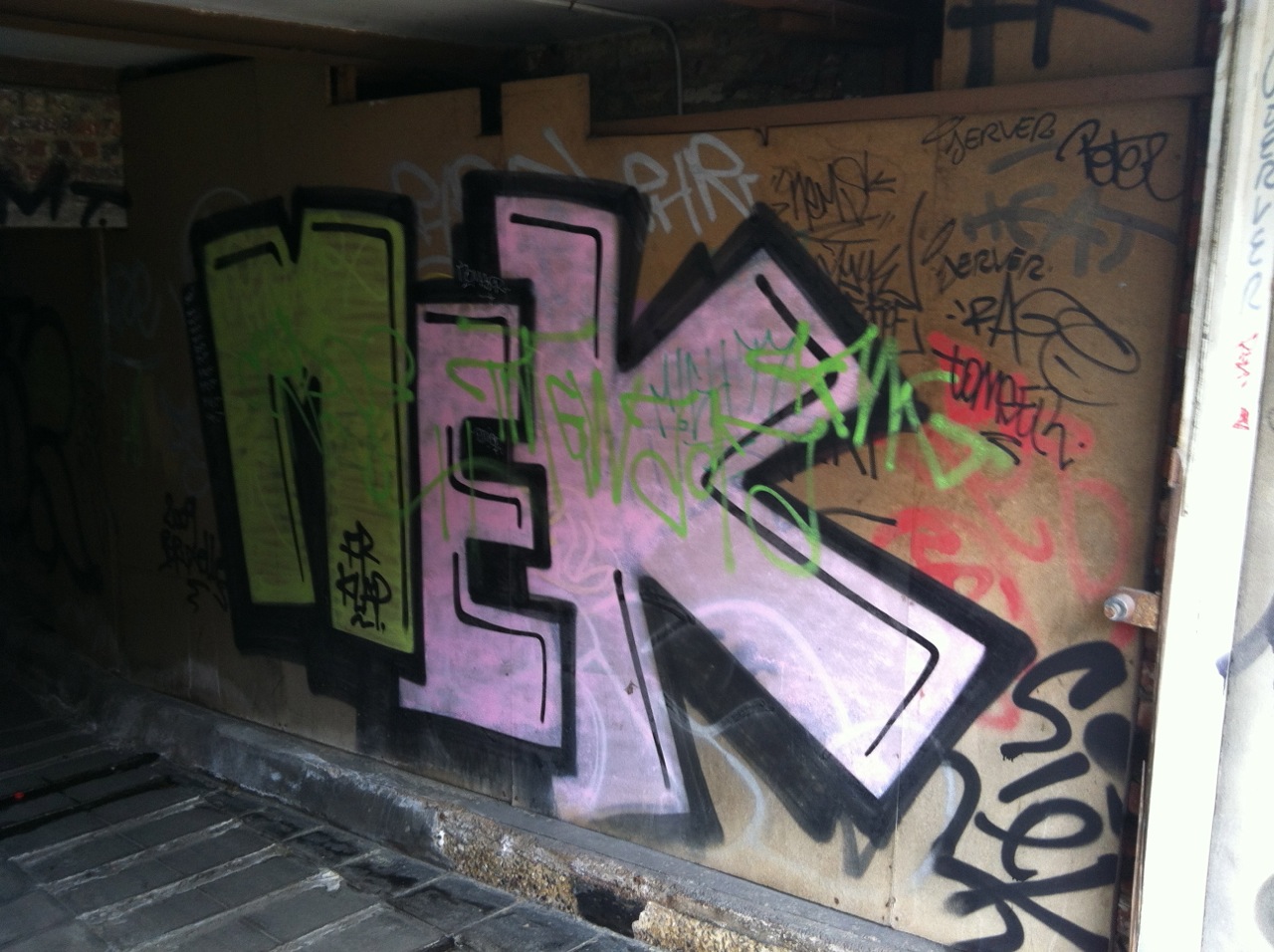 Bruxelles_graffiti_2013_MEK