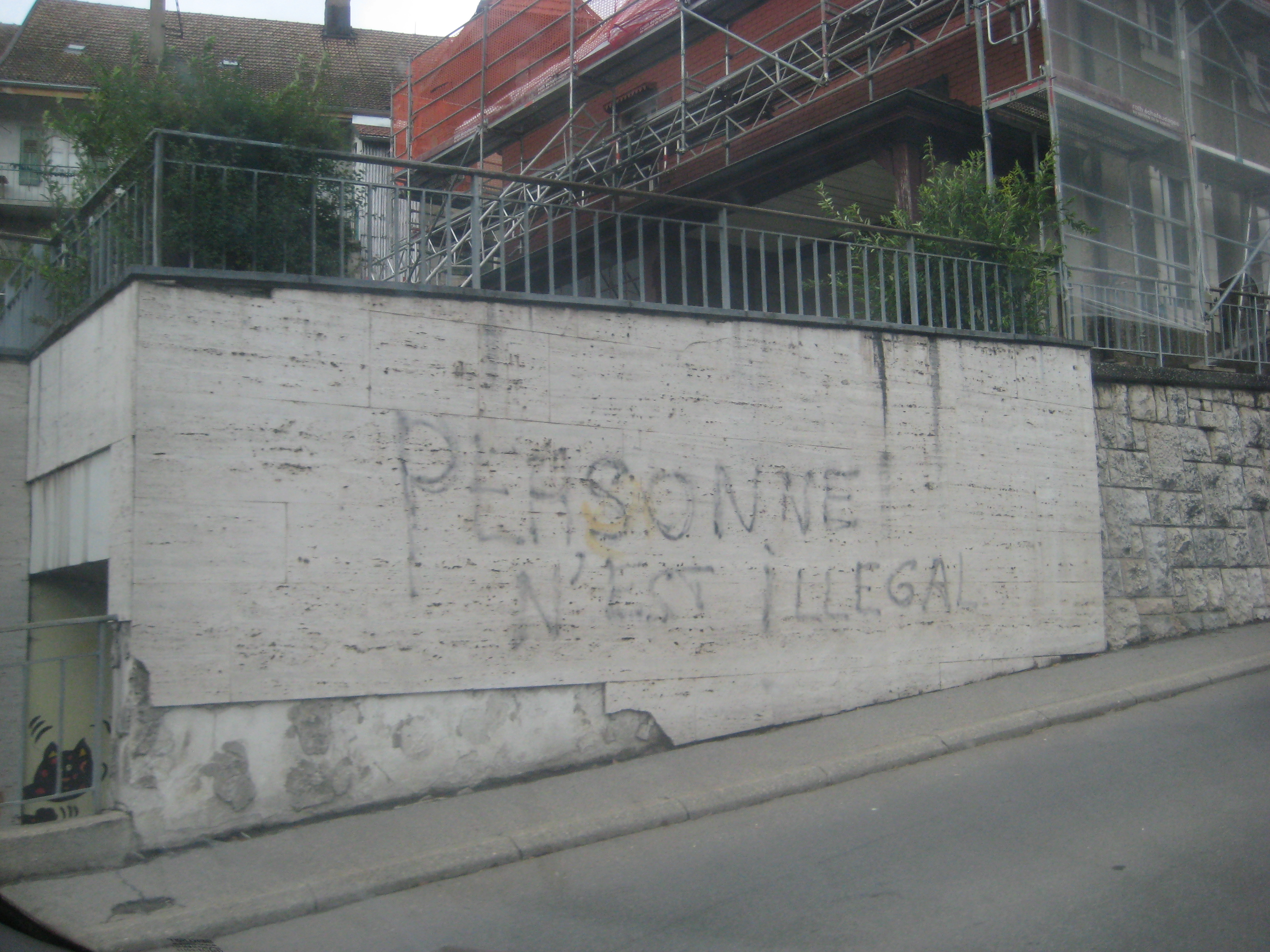 personne n'est illégal - tag - lausanne - oct 2013