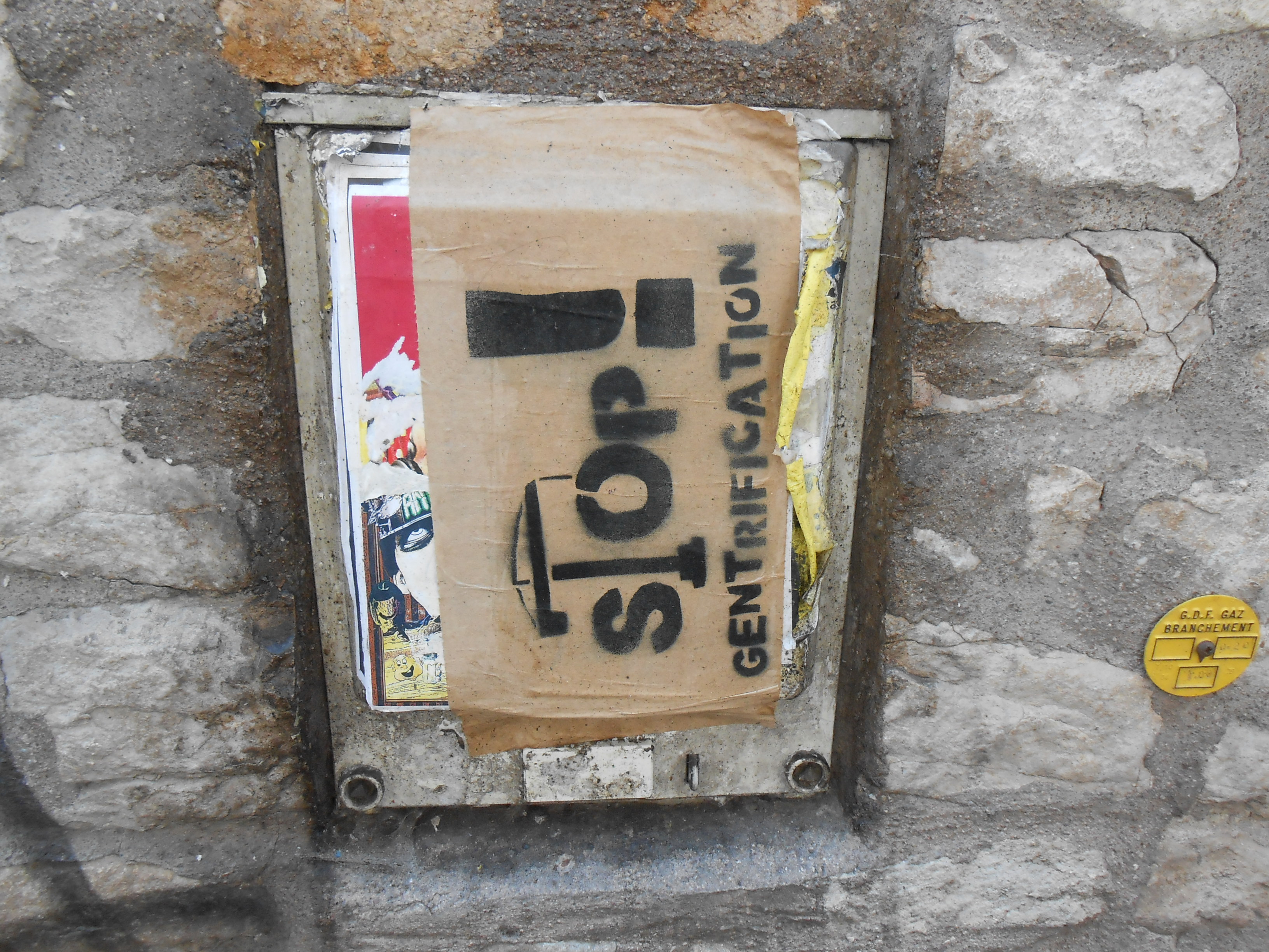 stop_gentrification_collage_besancon_juin2014