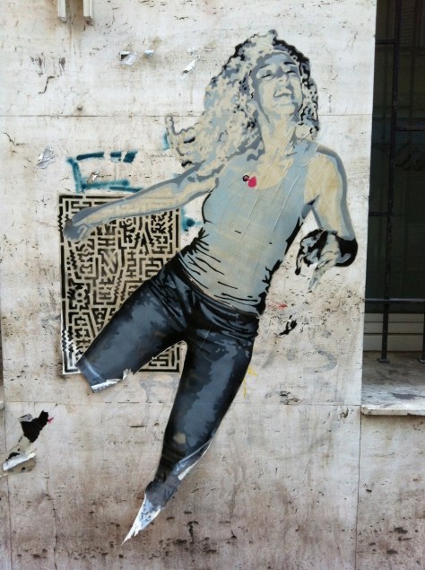 Marseille_collage_femme_sebr (1)