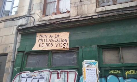 non a la militarisation de nos vies, collage, besancon 2015 (1)